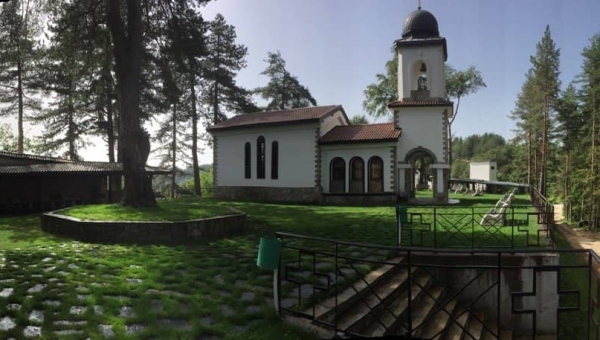 Параклисът „Свети Спас“ край град Смолян - любима кауза на хотел Снежанка Пампорово
